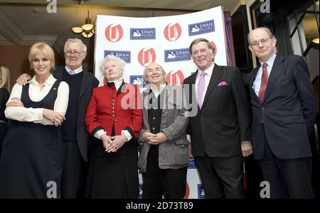 (l-r) Joanna Lumley, Richard Ingrams, Lady Caroline Cranbrook, Quentin Blake, Terry Wogan und Chris Mullin nehmen an den Oldie of the Year Awards bei Simpson's in the Strand im Zentrum von London Teil. Stockfoto