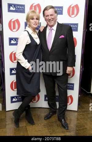 Die Oldie of the Year Gewinnerin Joanna Lumley und der scheidende Gewinner des Jahres Sir Terry Wogan nehmen an den Oldie of the Year Awards 2010 im Simpson's in the Strand im Zentrum von London Teil. Stockfoto