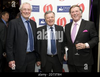 (l-r) Barry Norman, Tony Blackburn und Terry Wogan nehmen an den Oldie of the Year Awards 2010 im Simpson's in the Strand im Zentrum von London Teil. Stockfoto