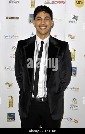 Der aufstrebende Sportler Adam Khan kommt bei den Change4Life British Asian Sports Awards im Grosvenor House Hotel im Zentrum von London an. Stockfoto