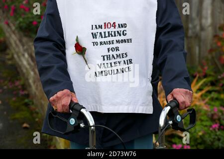 Die 104-jährige Ruth Saunders in Newbury, Berkshire, läuft einen Marathon, um Geld für Thames Valley Air Ambulance zu sammeln. Ruth, die über 8,000 GBP gesammelt hat, machte sich ursprünglich auf den Weg, 104 Runden ihres Blocks zu laufen, um ihrem Alter, einer Strecke von etwa 21 Meilen, zu entsprechen, entschied sich aber, ihr Ziel auf einen vollen Marathon (26.2 Meilen) auszudehnen, nachdem sie von ihrer Familie ermutigt wurde. Stockfoto