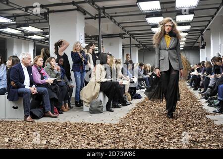 Ein Model auf dem Laufsteg bei der Topshop Unique Fashion Show, die im Rahmen der London Fashion Week im Top Shop in Flower Cellars im Zentrum von London stattfand. Stockfoto