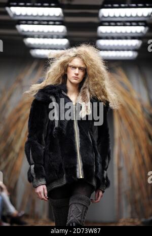 Ein Model auf dem Laufsteg bei der Topshop Unique Fashion Show, die im Rahmen der London Fashion Week im Top Shop in Flower Cellars im Zentrum von London stattfand. Stockfoto