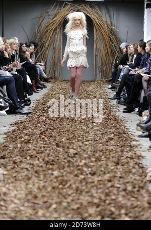 Ein Model auf dem Laufsteg bei der Topshop Unique Fashion Show, die im Rahmen der London Fashion Week im Top Shop in Flower Cellars im Zentrum von London stattfand. Stockfoto