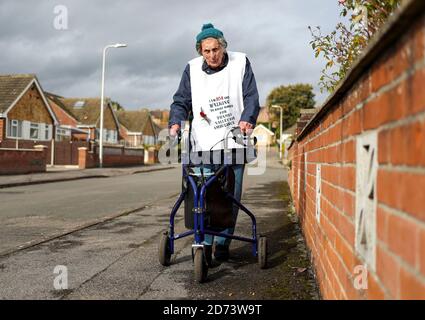Die 104-jährige Ruth Saunders in Newbury, Berkshire, läuft einen Marathon, um Geld für Thames Valley Air Ambulance zu sammeln. Ruth, die über 8,000 GBP gesammelt hat, machte sich ursprünglich auf den Weg, 104 Runden ihres Blocks zu laufen, um ihrem Alter, einer Strecke von etwa 21 Meilen, zu entsprechen, entschied sich aber, ihr Ziel auf einen vollen Marathon (26.2 Meilen) auszudehnen, nachdem sie von ihrer Familie ermutigt wurde. Stockfoto