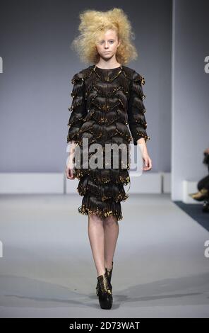 Ein Model auf dem Laufsteg bei der Iris Van Herpen Modenschau, in der Freimaurerhalle im Zentrum von London, im Rahmen der London Fashion Week. Stockfoto