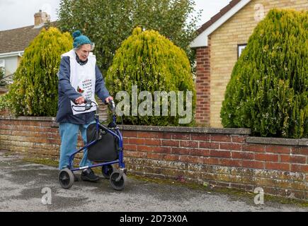 Die 104-jährige Ruth Saunders in Newbury, Berkshire, läuft einen Marathon, um Geld für Thames Valley Air Ambulance zu sammeln. Ruth, die über 8,000 GBP gesammelt hat, machte sich ursprünglich auf den Weg, 104 Runden ihres Blocks zu laufen, um ihrem Alter, einer Strecke von etwa 21 Meilen, zu entsprechen, entschied sich aber, ihr Ziel auf einen vollen Marathon (26.2 Meilen) auszudehnen, nachdem sie von ihrer Familie ermutigt wurde. Stockfoto