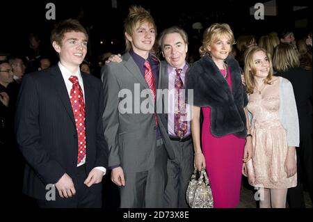 Lord Andrew Lloyd Webber und seine Frau Lady Madeleine kommen mit ihrer Familie zur Weltpremiere von Love Never Dies - dem Nachfolger von The Phantom of the Opera im Adelphi Theatre, London. Stockfoto