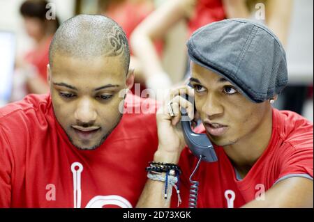 JLS Mann die Telefone während der haben ein Herz Appell, zu Hilfe der Starlight Children's Foundation, in den Global Radio Studios im Zentrum von London. Stockfoto