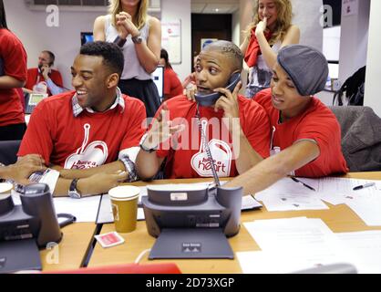 JLS Mann die Telefone während der haben ein Herz Appell, zu Hilfe der Starlight Children's Foundation, in den Global Radio Studios im Zentrum von London. Stockfoto