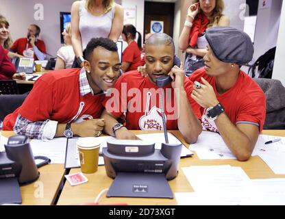 JLS Mann die Telefone während der haben ein Herz Appell, zu Hilfe der Starlight Children's Foundation, in den Global Radio Studios im Zentrum von London. Stockfoto