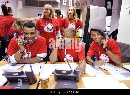 JLS Mann die Telefone während der haben ein Herz Appell, zu Hilfe der Starlight Children's Foundation, in den Global Radio Studios im Zentrum von London. Stockfoto