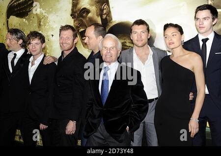 Mads Mikkelsen, Luke Treadaway, Jason Flemyng, Louis Leterrier, Sam Worthington, Alexa Davalos und Nicholas Hoult (von links nach rechts) mit Richard D Zanuck (vorne Mitte) bei der Weltpremiere von Clash of the Titans im Empire, Leicester Square, London Stockfoto