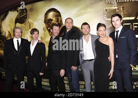 Mads Mikkelsen, Luke Treaway, Jason Flemyng, Louis Leterrier, Sam Worthington, Alexa Davalos und Nicholas Hoult (von links nach rechts) kommen zur Weltpremiere von Clash of the Titans im Empire, Leicester Square, London Stockfoto