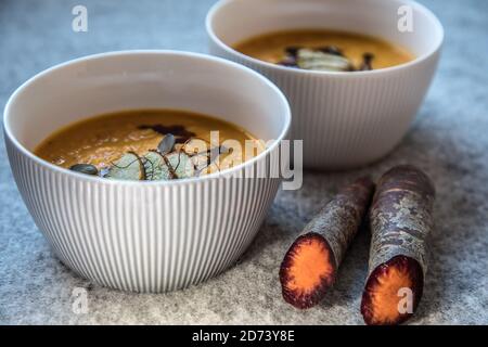 München, Deutschland. Dezember 2019. Muenchen, Deutschland 04. Dezember 2019: Symbolbilder - 2020 - Karotten- und Birnensuppe Quelle: dpa/Alamy Live News Stockfoto