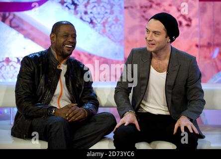 Jude Law und Forest Whitaker am Set von T4, während der Dreharbeiten zu einem Interview mit Nick Grimshaw, das im T4 Studio in London gedreht wurde Stockfoto