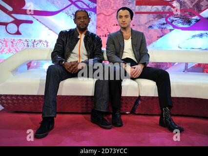 Jude Law und Forest Whitaker am Set von T4, während der Dreharbeiten zu einem Interview mit Nick Grimshaw, das im T4 Studio in London gedreht wurde Stockfoto