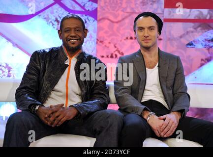 Jude Law und Forest Whitaker am Set von T4, während der Dreharbeiten zu einem Interview mit Nick Grimshaw, das im T4 Studio in London gedreht wurde Stockfoto