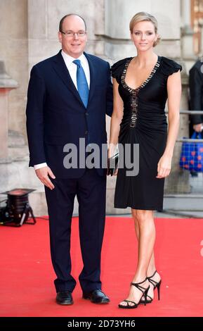 Prinz Albert von Monaco und Charlene Wittstock kommen im Victoria and Albert Museum im Zentrum von London in den privaten Blick von Grace Kelly: Style Icon. Stockfoto