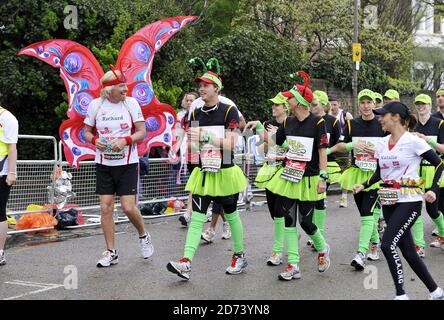 Richard Branson, Sam Branson und Holly Branson starten den London Marathon 2010 mit ihrem Caterpillar Team in Blackheath im Süden Londons. Stockfoto