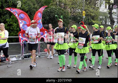 Richard Branson, Sam Branson und Holly Branson starten den London Marathon 2010 mit ihrem Caterpillar Team in Blackheath im Süden Londons. Stockfoto