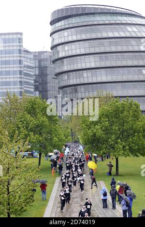 Läufer nehmen am Sister Act 'Nun Run' Teil, einem 6 km langen Lauf zugunsten von Bernardo's im City Hall im Zentrum von London. Stockfoto