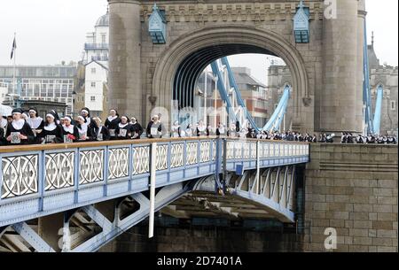 Läufer nehmen am Sister Act 'Nun Run' Teil, einem 6 km langen Lauf zugunsten von Bernardo's im City Hall im Zentrum von London. Stockfoto