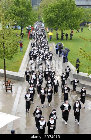 Läufer nehmen am Sister Act 'Nun Run' Teil, einem 6 km langen Lauf zugunsten von Bernardo's im City Hall im Zentrum von London. Stockfoto