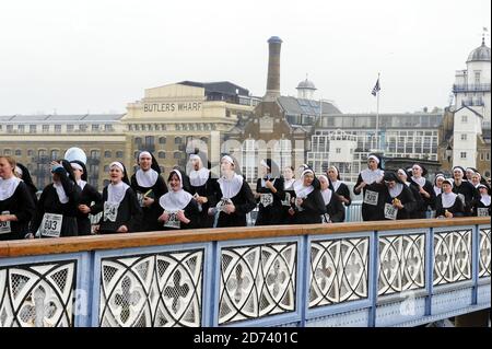 Läufer nehmen am Sister Act 'Nun Run' Teil, einem 6 km langen Lauf zugunsten von Bernardo's im City Hall im Zentrum von London. Stockfoto