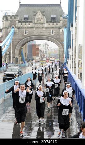 Läufer nehmen am Sister Act 'Nun Run' Teil, einem 6 km langen Lauf zugunsten von Bernardo's im City Hall im Zentrum von London. Stockfoto