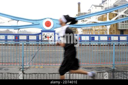 Läufer nehmen am Sister Act 'Nun Run' Teil, einem 6 km langen Lauf zugunsten von Bernardo's im City Hall im Zentrum von London. Stockfoto