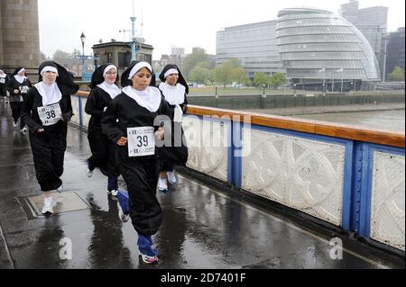 Läufer nehmen am Sister Act 'Nun Run' Teil, einem 6 km langen Lauf zugunsten von Bernardo's im City Hall im Zentrum von London. Stockfoto