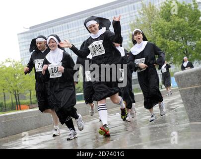 Läufer nehmen am Sister Act 'Nun Run' Teil, einem 6 km langen Lauf zugunsten von Bernardo's im City Hall im Zentrum von London. Stockfoto