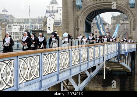 Läufer nehmen am Sister Act 'Nun Run' Teil, einem 6 km langen Lauf zugunsten von Bernardo's im City Hall im Zentrum von London. Stockfoto