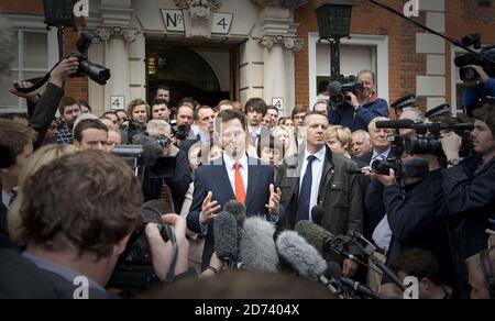 Der Liberaldemokrat Nick Clegg spricht am Morgen nach der Parlamentswahl vor dem Hauptquartier der Liberaldemokraten in Westmonster, London, die Medien an. Stockfoto