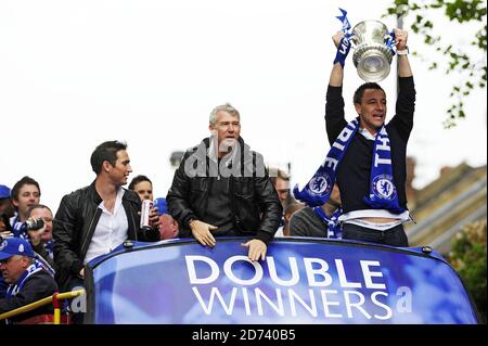 Chelsea-Fußballspieler wie Frank Lampard (l) und John Terry (r) feiern ihre Liga- und Cup-Doppelsiege auf einer offenen Bustour von der Stanford Bridge nach Parson's Green im Westen Londons. Stockfoto