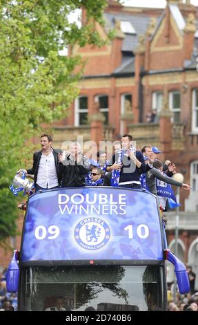 Chelsea-Fußballspieler wie Frank Lampard (l) und John Terry (r) feiern ihre Liga- und Cup-Doppelsiege auf einer offenen Bustour von der Stanford Bridge nach Parson's Green im Westen Londons. Stockfoto