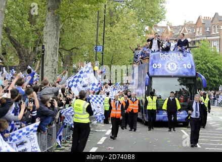 Chelsea-Fußballspieler wie Frank Lampard und John Terry feiern ihre Liga- und Cup-Doppelsiege auf einer offenen Bustour von der Stanford Bridge nach Parson's Green im Westen Londons. Stockfoto