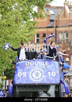 Chelsea-Fußballspieler wie Frank Lampard (l) und John Terry (r) feiern ihre Liga- und Cup-Doppelsiege auf einer offenen Bustour von der Stanford Bridge nach Parson's Green im Westen Londons. Stockfoto