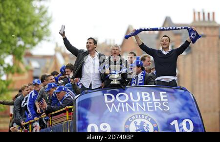 Chelsea-Fußballspieler wie Frank Lampard (l) und John Terry (r) feiern ihre Liga- und Cup-Doppelsiege auf einer offenen Bustour von der Stanford Bridge nach Parson's Green im Westen Londons. Stockfoto