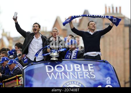 Chelsea-Fußballspieler wie Frank Lampard (l) und John Terry (r) feiern ihre Liga- und Cup-Doppelsiege auf einer offenen Bustour von der Stanford Bridge nach Parson's Green im Westen Londons. Stockfoto