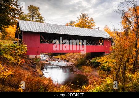 Wunderschöne Vermont überdachte Brücke von bunten Herbstlaub umgeben. Stockfoto