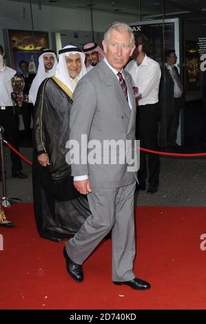 Prinz Charles kommt zur Premiere von Arabia 3D, im Imax Kino im Zentrum von London. Stockfoto