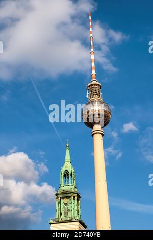 Zwei Türme, Alt Und Neu. Glockenturm der historischen Marienkirche und moderner Fernsehturm, Alexander Platz, Mitte, Berlin Stockfoto