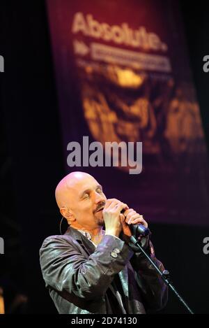 Tim Booth von James auf der Bühne der Absolute Radio South Africa Send Off Party, im Lyric Theatre im Zentrum von London. Stockfoto