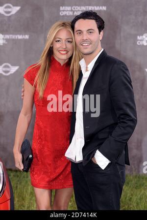 CAT Deeley und Freund Jack Huston nehmen an der Lancierung des Mini Countryman auf der Mudchute City Farm im Osten Londons Teil. Stockfoto