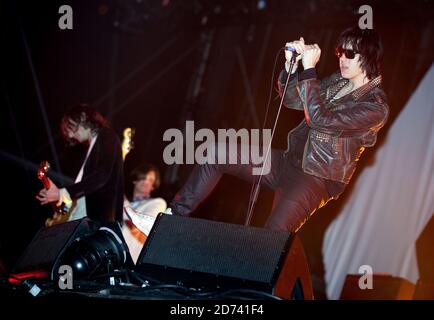 Julian Casablancas von The Strokes tritt auf dem Isle of Wight Festival in Newport auf der Isle of Wight auf. Stockfoto