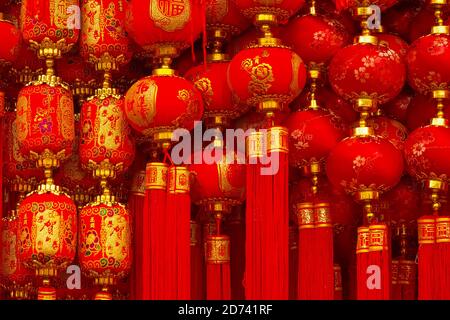 Tianjin, China - Jan 16 2020: Mobiles und kleine Laternen hingen im Tianhou Palast, um den chinesischen gott im Tempel anzubeten Stockfoto