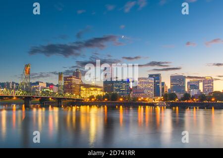 Portland, Oregon, USA die Skyline in der Dämmerung auf dem Willamette River. Stockfoto