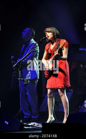 Norah Jones spielt live im Hammersmith Apollo im Westen Londons. Stockfoto
